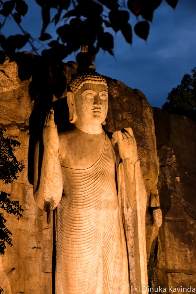 Avukana Buddha