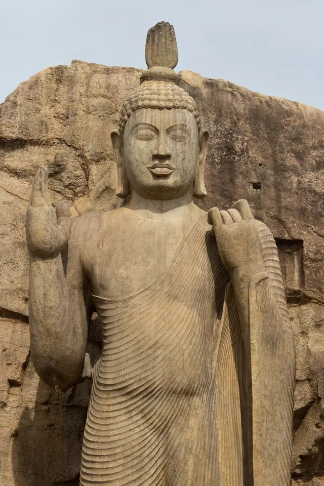 Avukana Buddha