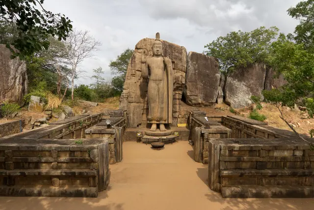 Avukana Buddha